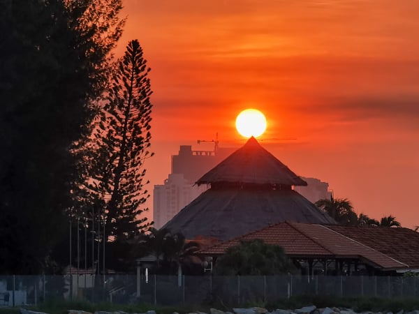 ■陈金木在机缘巧合下，于海南村拍下夕阳正置锥形建筑物的画面。