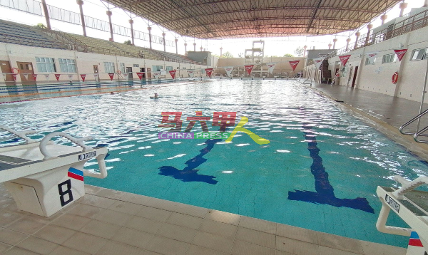 ■汉哲拔游泳中心第一天开放下水，但是人潮不多。