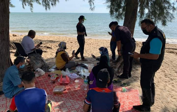  警方及卫生局联合到班底昆罗的公主海滩，检查在海边野餐的民众MySejahtera，并提醒民众遵守标准作业程序。