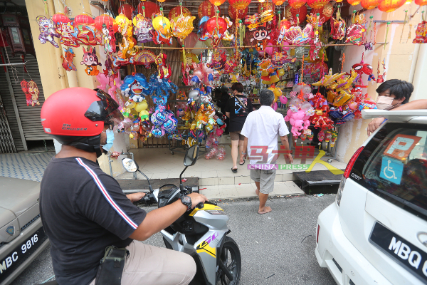 下周二（21日）即是中秋节，防疫限制令放宽后的马六甲，陆续有不少民众到门市选购灯笼。