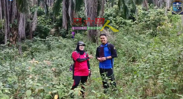参与导览的甲州旅游局人员，介绍野新峇株乐巴山的登山径。