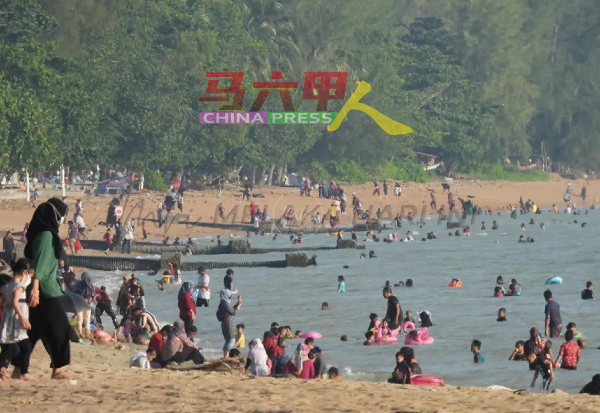 巴当格姆宁海滩及瓜拉双溪峇汝海滩，周末迎来大批民众野餐及戏水。（截图自《今日马六甲》）
