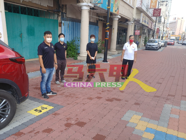 陈劲源（右起）、傅秋霞、刘伟漩及朱智威联合召开新闻发布会，促请市政厅关注突然“被消失”的泊车格课题。