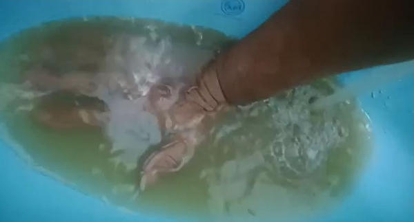 ■辜永村拍视频显示，洗手盆的自来水非常肮脏。