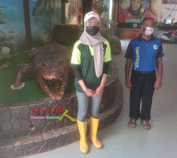 ■莫哈末沙勒（右起）及努鲁阿蒂拉，介绍鳄鱼园各景区及设施已重新开放。