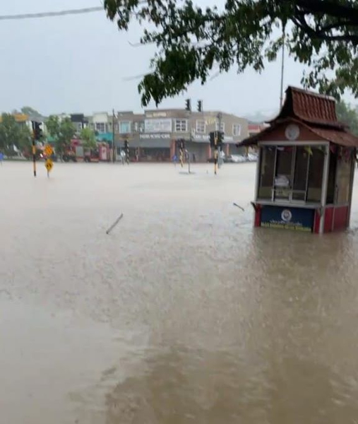 晋巷CIMB银行路口再次淹水。（图截至蔡求伟面子书）
