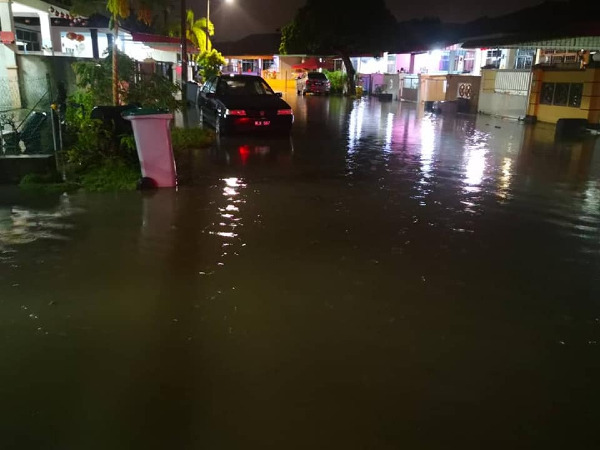 万佳市部分路段淹水。
