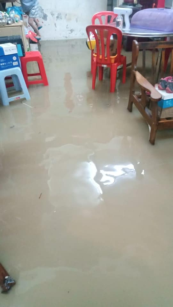 佳林园住家厨房已淹水。
