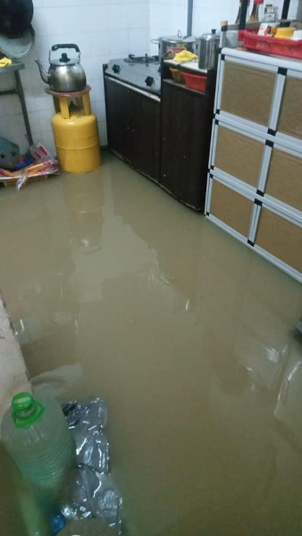 佳林园住家厨房已淹水。
