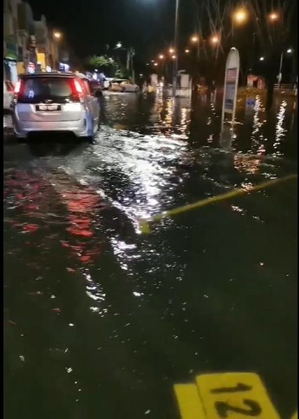 新马六甲花园水灾情况。