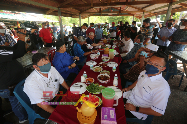 纳吉、巫统及马华党员在海南村共进午餐。右为马华历史城市议员蔡求伟及马华冬牙峇株区会署理主席戴佛淞（左）。