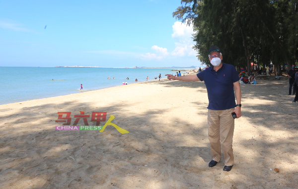 难得到马六甲公主沙滩一游，纳吉不忘拍张照留念。