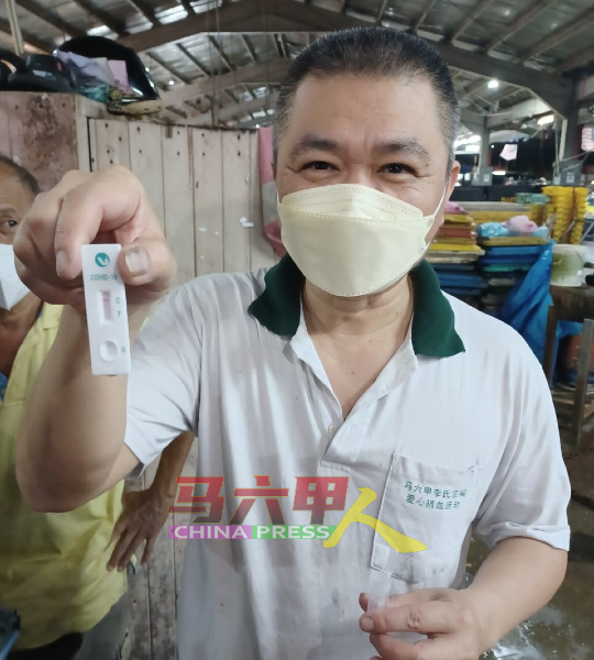 SIS资源有限公司定期每两周，为峇株安南批发公市商贩进行唾液冠病检测，以策安全。（图由宋曜强提供）