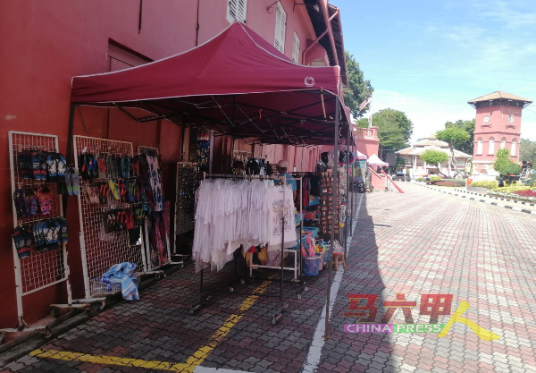旅游区纪念品售卖摊位已陆续营业，等候游客的光顾。