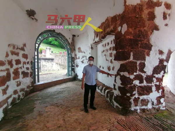陈炜建查看已经重新油漆的古城门内墙。