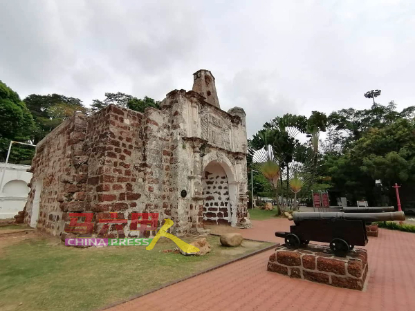 马六甲历史城市政厅对古迹包括古城门，展开美化工作。