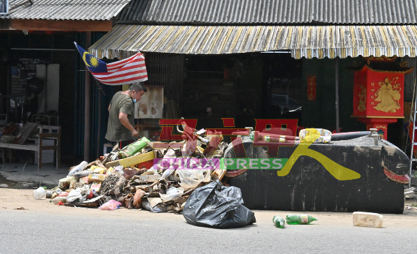 位于榴梿洞葛街镇的商家，也受水灾影响，正忙于清理工作。