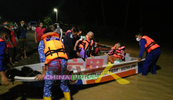 民防局出动拯救船，把甘榜武吉淡文的灾民送往安全地区。