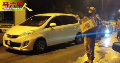 路淹水逾10车主受困5小时  热心村民派饭充饥