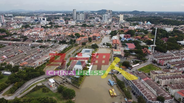 週五甲市区没再下雨，海水也退潮，甲河河口水闸已将居高不下的河水排出大海。