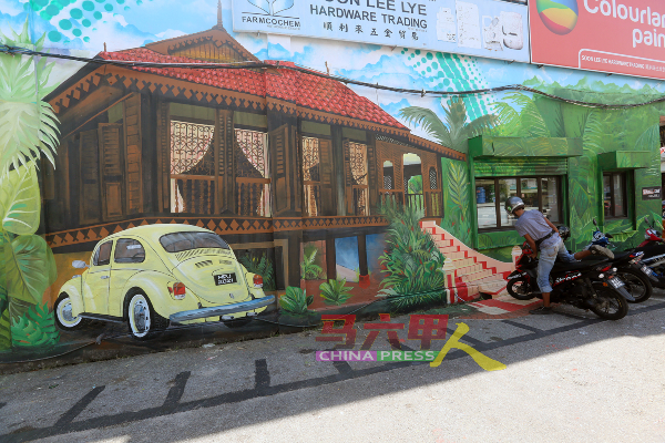 ■公众将摩哆泊在壁画中的马来高脚屋及古董乌龟车前，相映成趣，非常衬托。