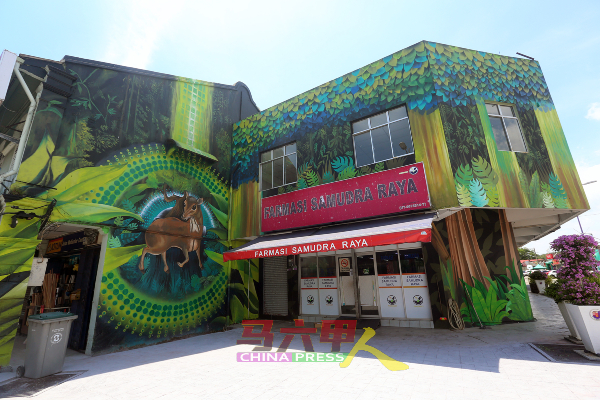 右边另两间店铺绘马六甲州代表性的动物及植物，优美细致的壁画，势必吸引不少游客到访。
