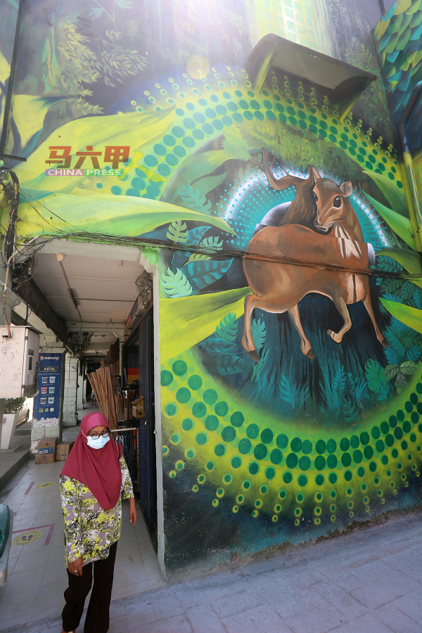 ■其中一幅壁画是马六甲吉祥物代表“鼠鹿”。