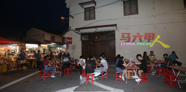 ■鸡场街文化坊舞台后方的美食区，坐满食客。
