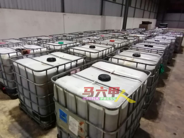 36个桶装了3万1500公斤的政府补贴食油。