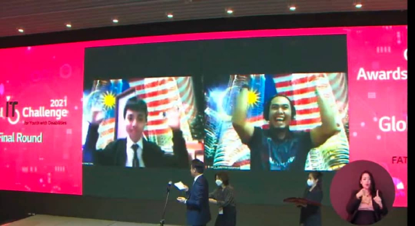全球资讯工艺挑战赛颁奖礼现场，陈梓航与法迪尔共享“领袖奖”时，兴奋欢呼。