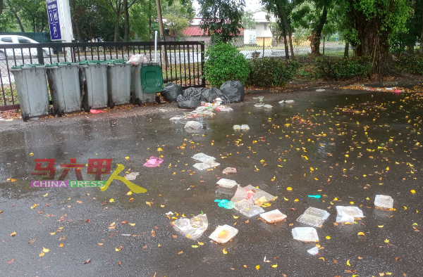 ■武吉南眉工业区小贩中心垃圾散布，破坏环境卫生。