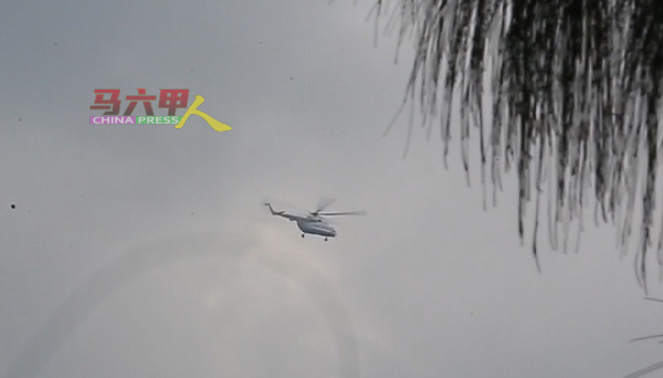 ■执法人员乘坐直升机在上空盘旋，监督马六甲地面情况。