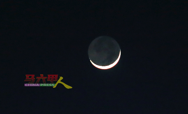 ■马六甲古城上空出现罕见的“新月抱旧月”天文奇观。