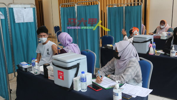 ■马六甲培风中学1580名12岁至17岁学生，在“又见马六甲”剧场疫苗接种中心注射辉瑞疫苗。