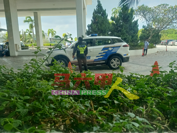 警员抵达酒店。