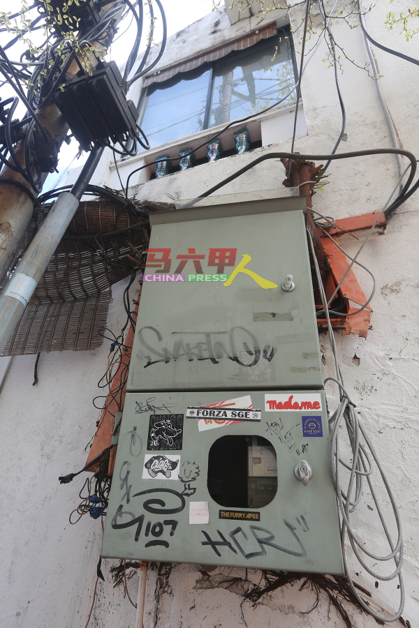 悬挂在老街建筑墙壁的电闸，难逃被涂鸦的命运。