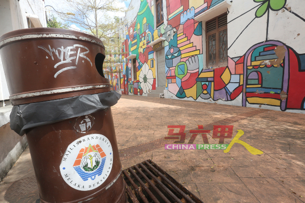市政厅安置的公共垃圾桶也遭涂鸦。