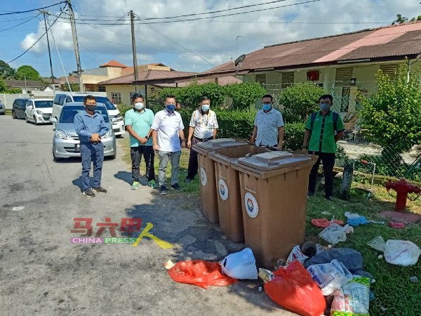蔡求伟（左3）在林千宏（左起）、林佑福、戴佛淞、柏汉及米兰达陪同下，了解垃圾桶带来的环境问题。