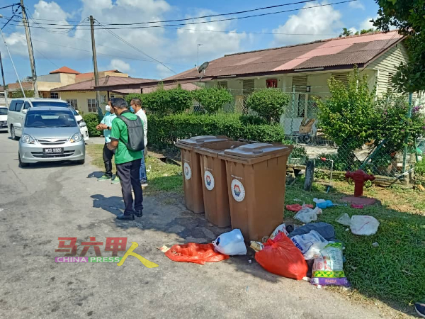 自有关垃圾桶在5月中安置在新村路口后，非村民者经常到此乱丢垃圾，衍生环境问题，也导致附近的居民饱受煎熬。