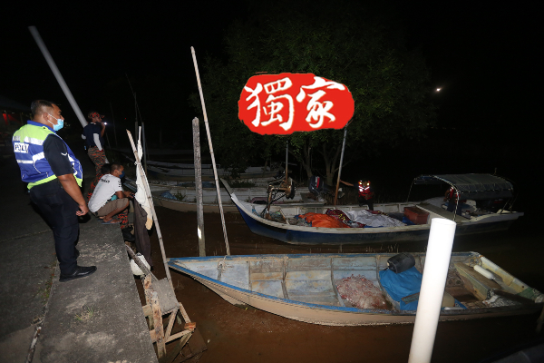 消拯员在渔民协助下，使用渔船展开搜寻工作。