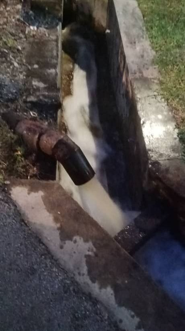 ■甲水务公司周日上午到数个地区冲洗水管，以改善自来水肮脏的问题。