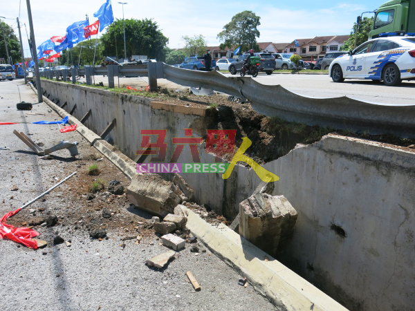 轿车撞击路边护栏及撞破沟堤。