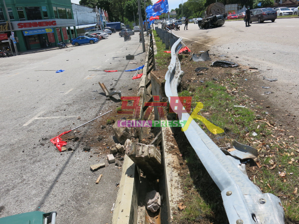 意外现场狼狈不堪，护栏被撞毁，也包括数枝政党的党旗。