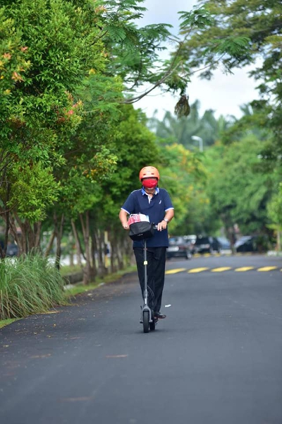 新常态新竞选方式，阿德里乘电动踏板车选区走走。（图取自阿德里面子书）