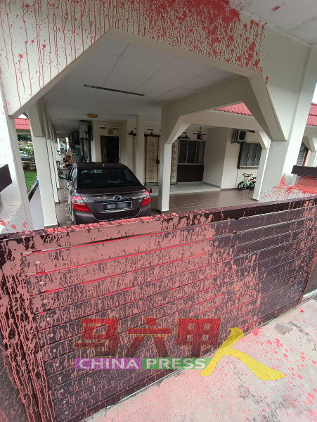 陈明理的住家篱笆、车房及轿车遭不明人士泼红漆。