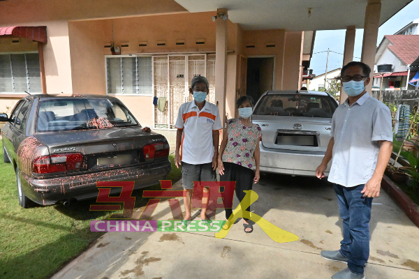 吴序文（左起）、妻子曾碧君向刘志俍述说住家及两辆轿车染上红漆情况。