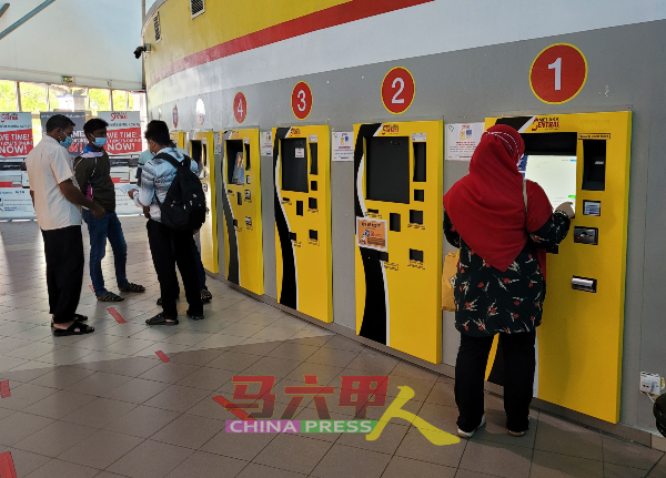 民众除了到马六甲仙特拉车站购买车票，也可以通过线上购票。