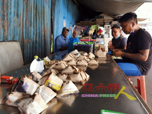 阿力夫经营的茶水摊食物价格也是每包1令吉，并且维持了十余年。