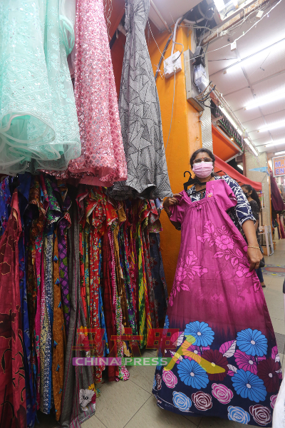 配合屠妖节的到来，印裔同胞纷纷到服饰店选购新衣裳，迎接佳节的到来。