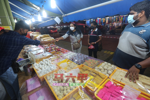 售卖传统糕点的摊位生意量增。